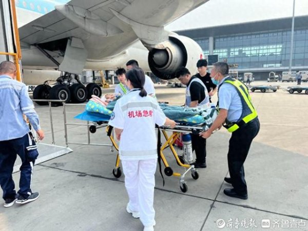 手机股票配资网 高效联动! 青岛机场高温下完成重病旅客紧急转运任务